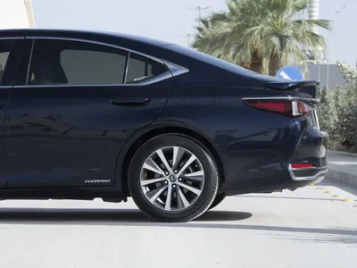 2021 لكزس إي إس 300 هايبرد