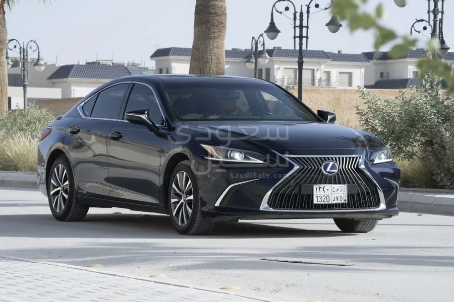 2021 لكزس إي إس 300 هايبرد