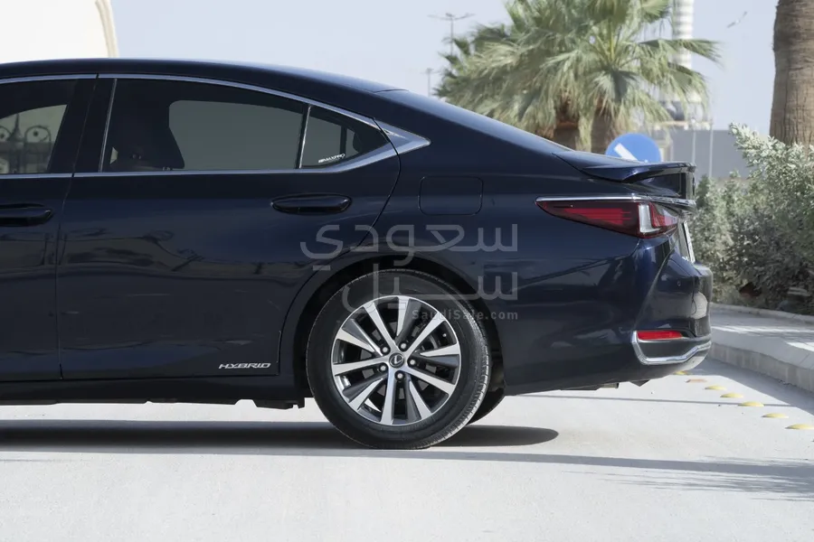 2021 لكزس إي إس 300 هايبرد