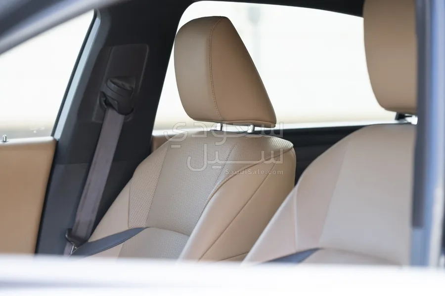 2021 لكزس إي إس 300 هايبرد