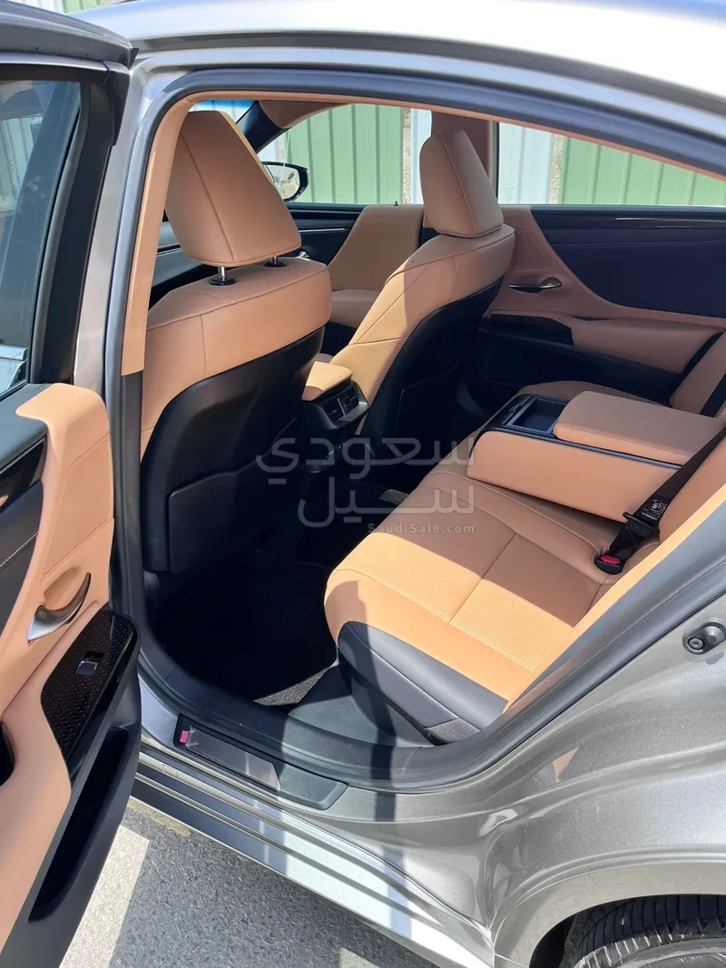 2023 لكزس إي إس 300إتش