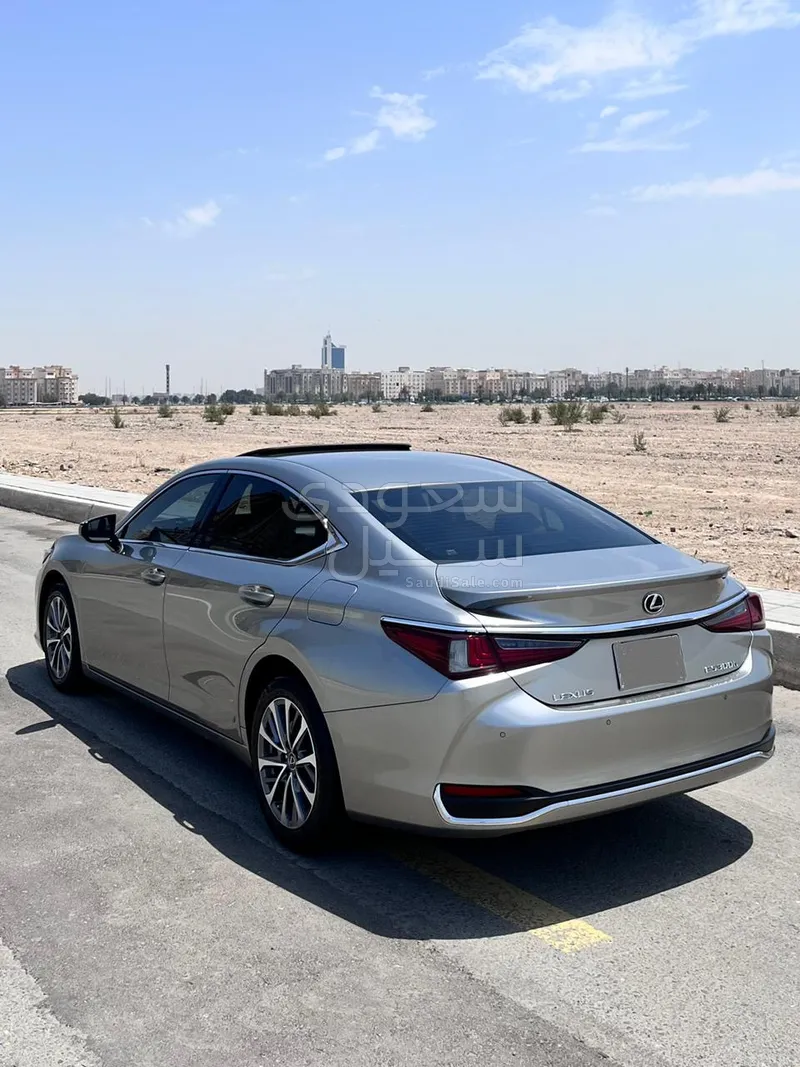 2023 لكزس إي إس 300إتش