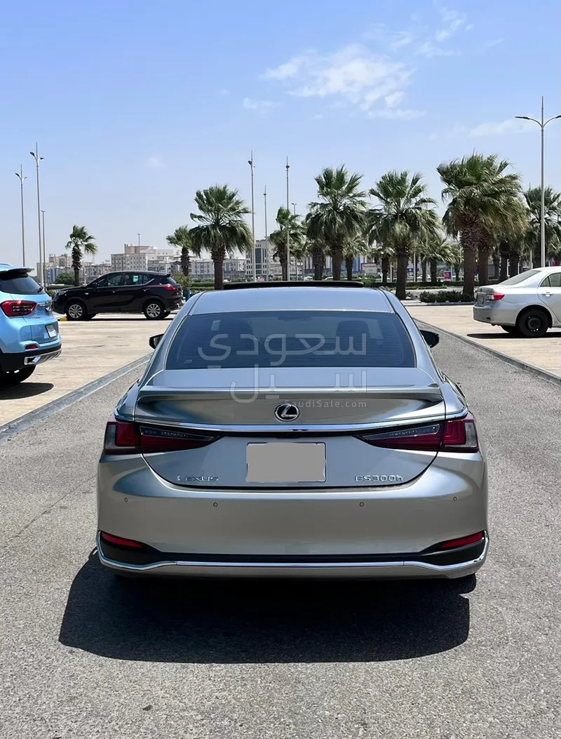 2023 لكزس إي إس 300إتش