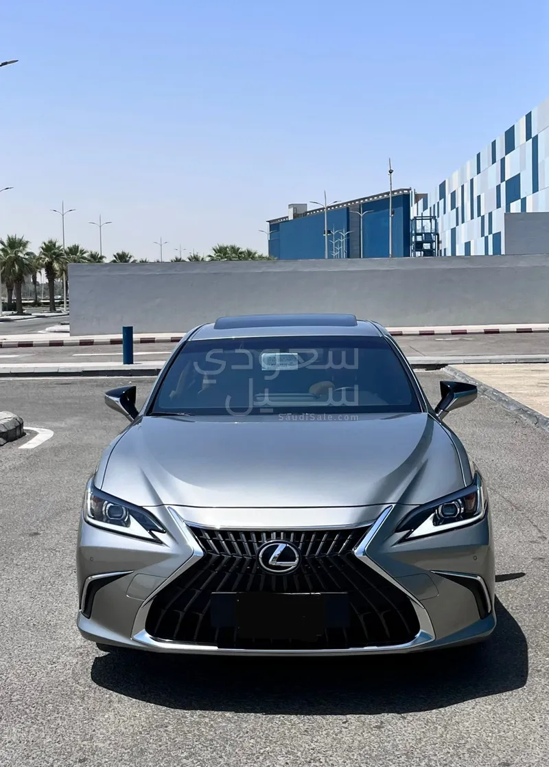 2023 لكزس إي إس 300إتش