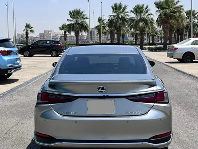 2023 لكزس إي إس 300إتش