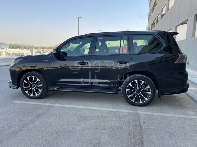 2021 لكزس إل إكس 570 بلاك اديشن