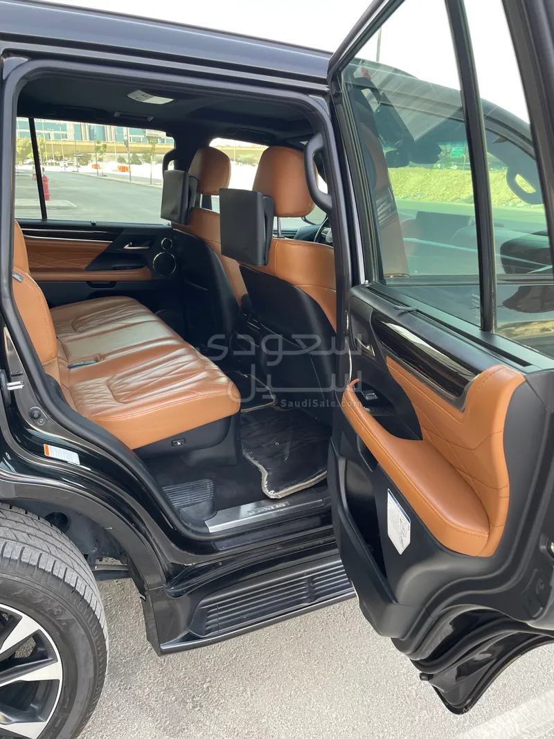 2021 لكزس إل إكس 570 بلاك اديشن