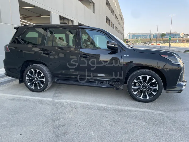 2021 لكزس إل إكس 570 بلاك اديشن