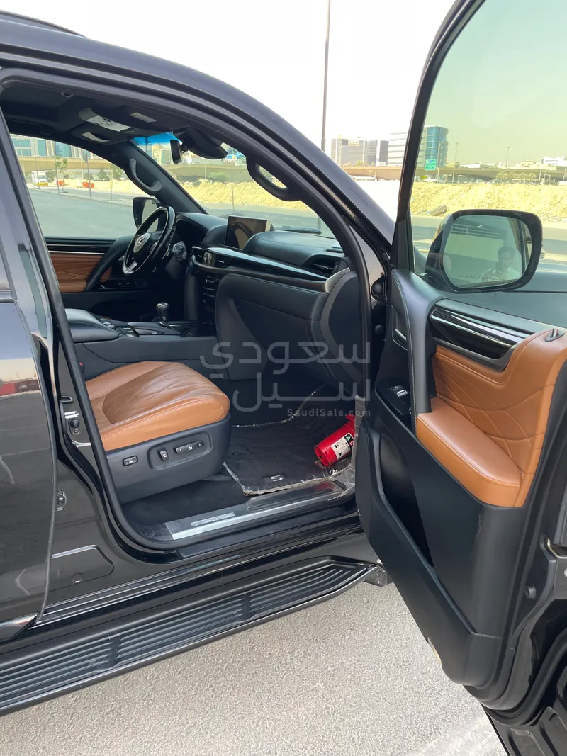 2021 لكزس إل إكس 570 بلاك اديشن