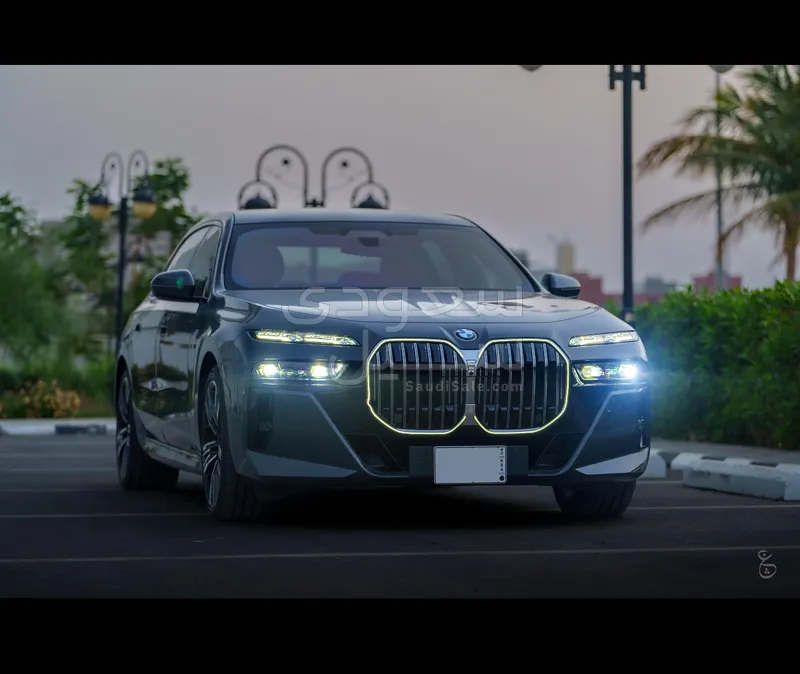 2024 بي ام دبليو الفئة السابعة 735 إل أي