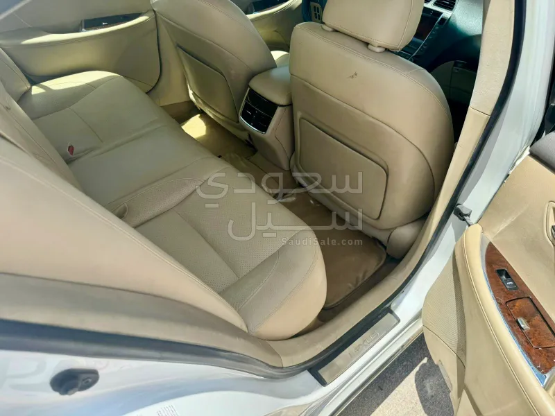 2011 لكزس إي إس 350