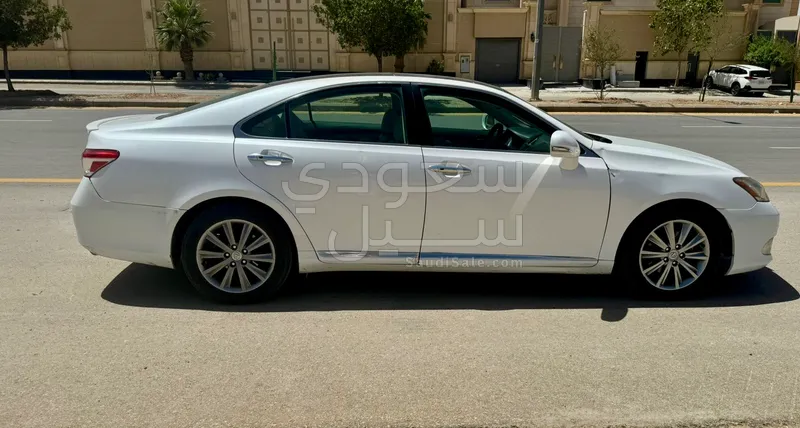 2011 لكزس إي إس 350