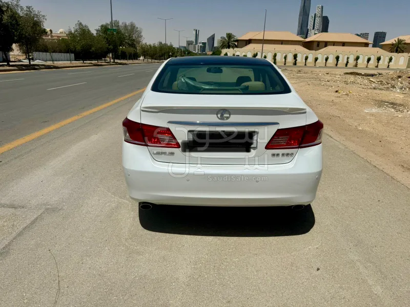 2011 لكزس إي إس 350