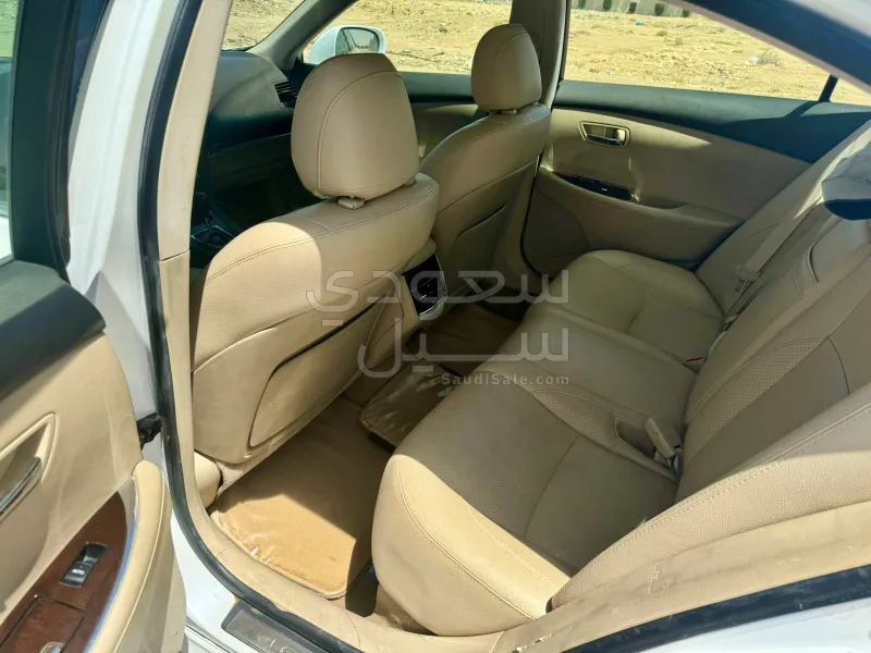 2011 لكزس إي إس 350