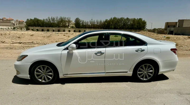 2011 لكزس إي إس 350