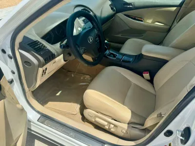 2011 لكزس إي إس 350
