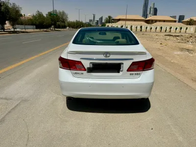2011 لكزس إي إس 350