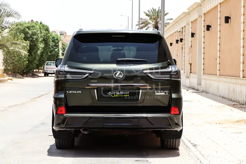 2018 لكزس إل إكس 570 بلاك اديشن