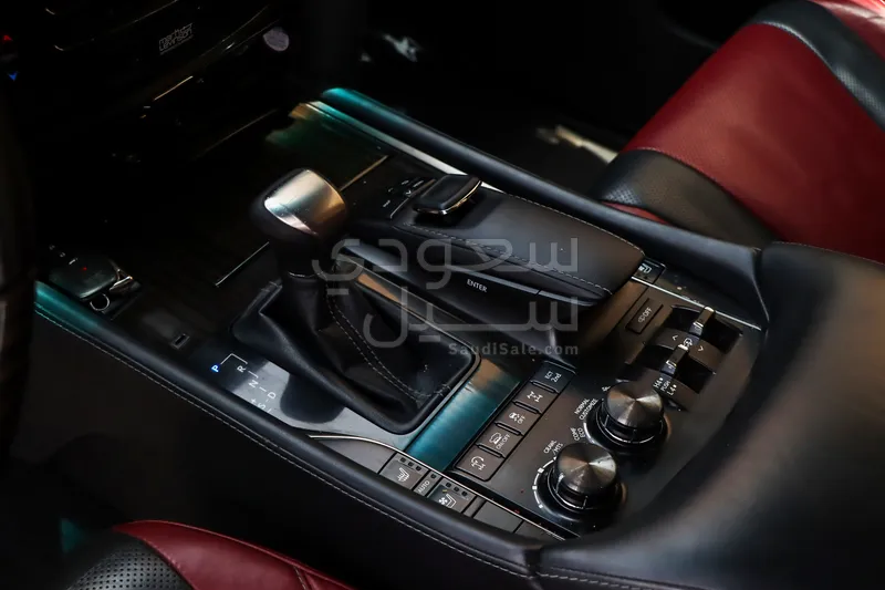 2018 لكزس إل إكس 570 بلاك اديشن