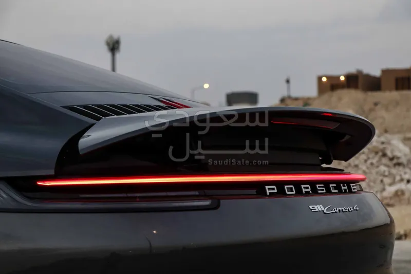 2024 بورش 911 كاريرا 4
