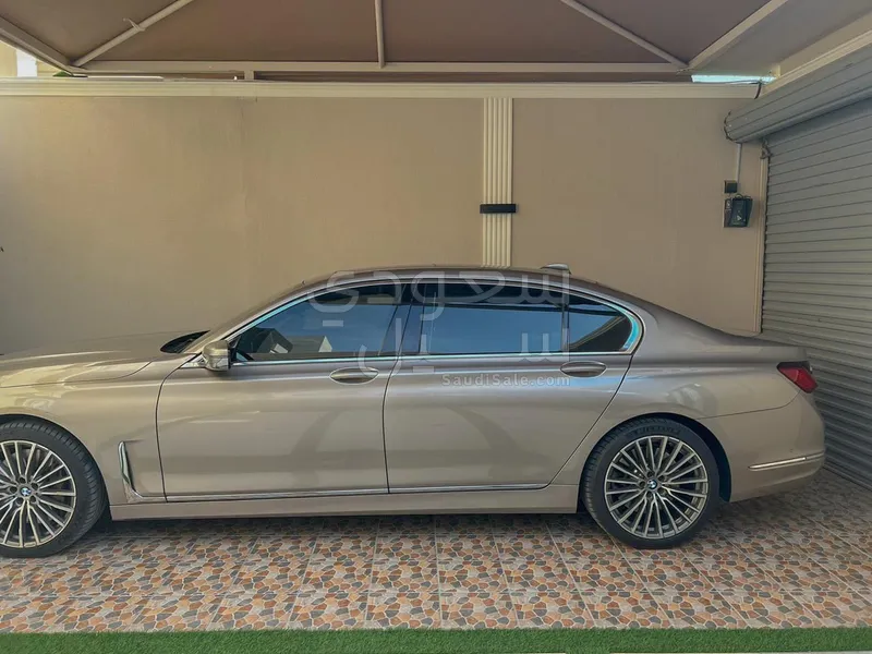 2020 بي ام دبليو الفئة السابعة 750 إل أي إنديفيجوال