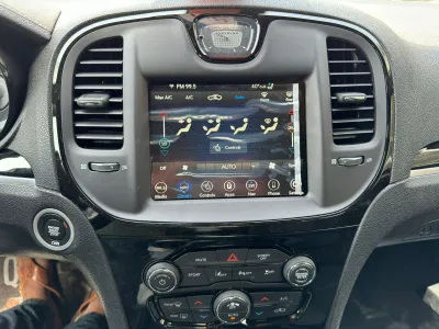 2023 كرايسلر 300 اس