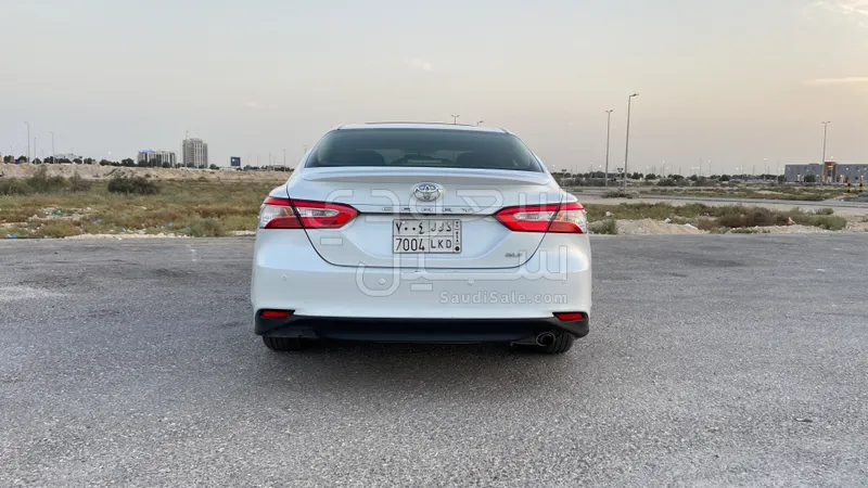 2019 تويوتا كامري جي ال اي
