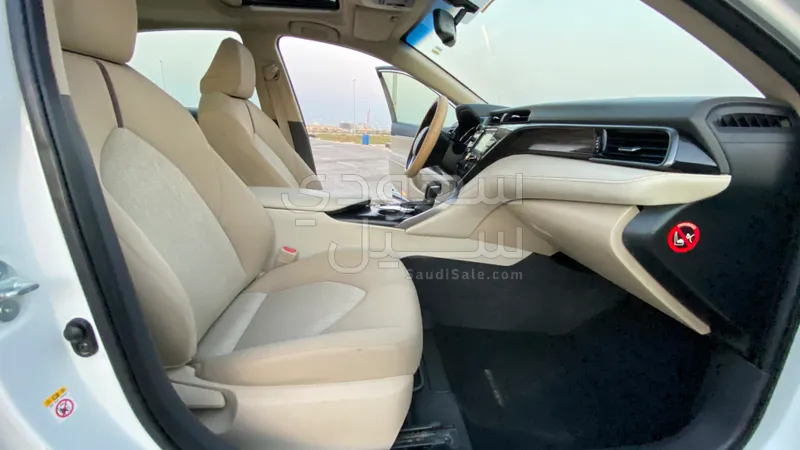 2019 تويوتا كامري جي ال اي
