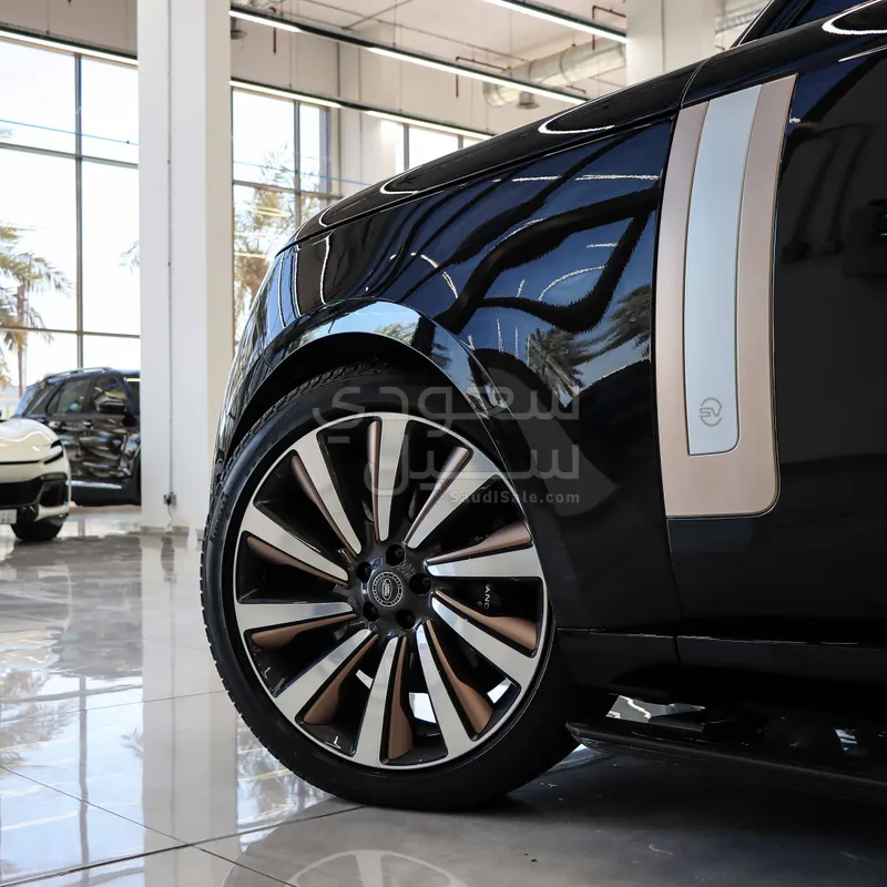 2024 لاند روفر رينج روفر اس في اوتوبيوغرافي