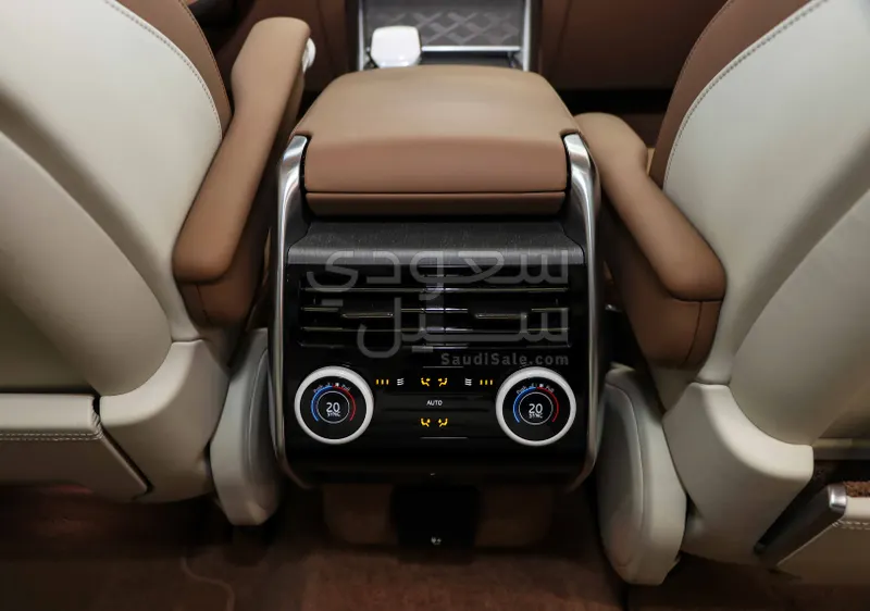 2024 لاند روفر رينج روفر اس في اوتوبيوغرافي