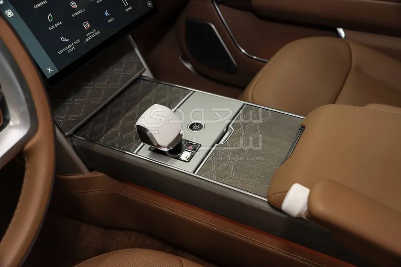 2024 لاند روفر رينج روفر اس في اوتوبيوغرافي