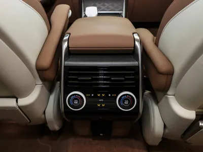 2024 لاند روفر رينج روفر اس في اوتوبيوغرافي