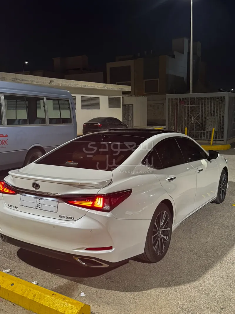 2023 لكزس إي إس 350