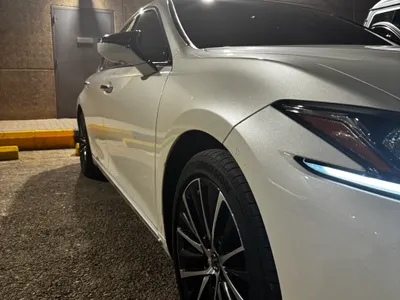 2023 لكزس إي إس 350