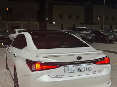 2023 لكزس إي إس 350