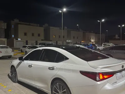 2023 لكزس إي إس 350