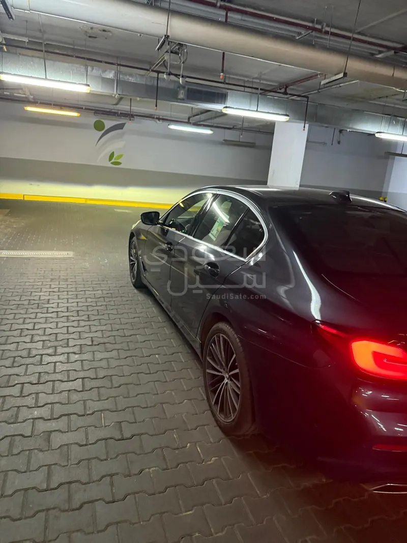 2022 BMW 5 Series 520i