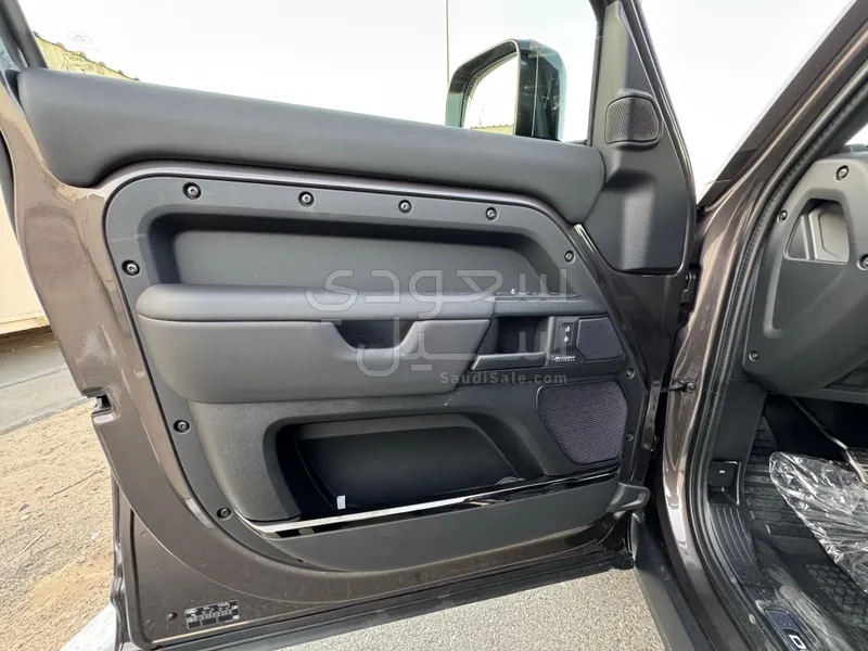 2025 Land Rover Defender Octa