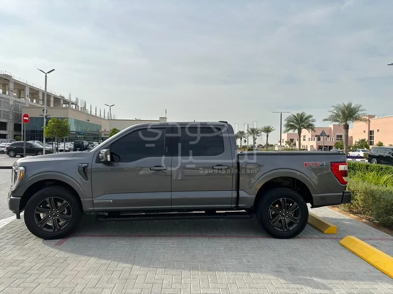 2021 فورد اف 150 لاريات
