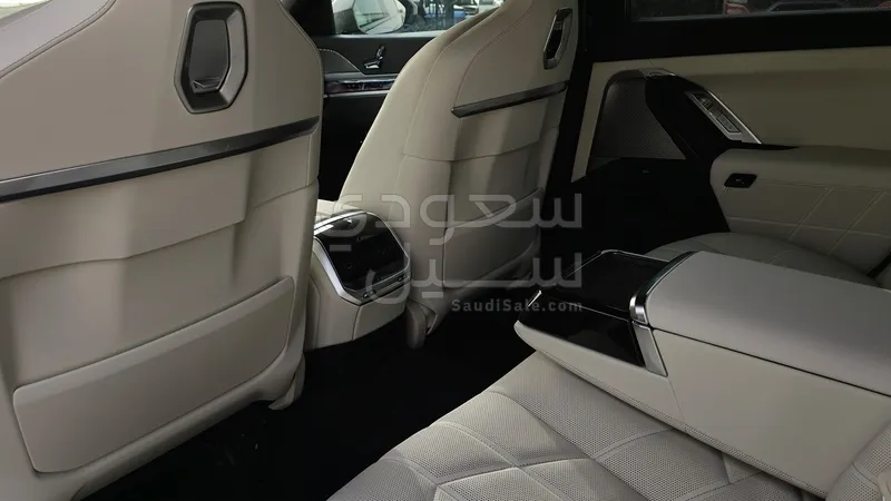 2025 بي ام دبليو الفئة السابعة 735أي
