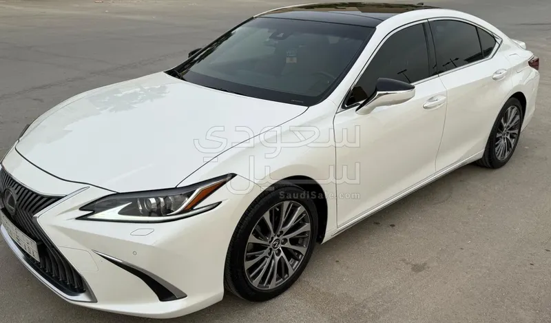 2021 لكزس إي إس 350