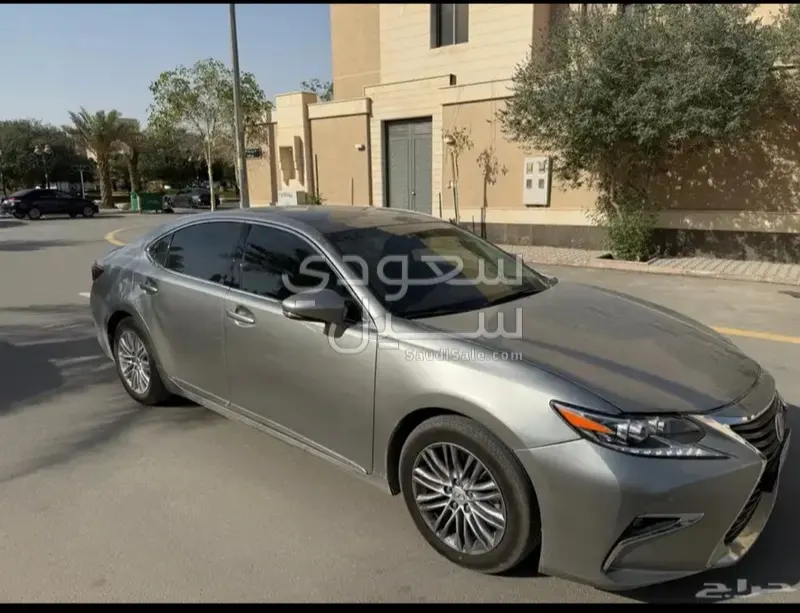 2017 لكزس إي إس 350