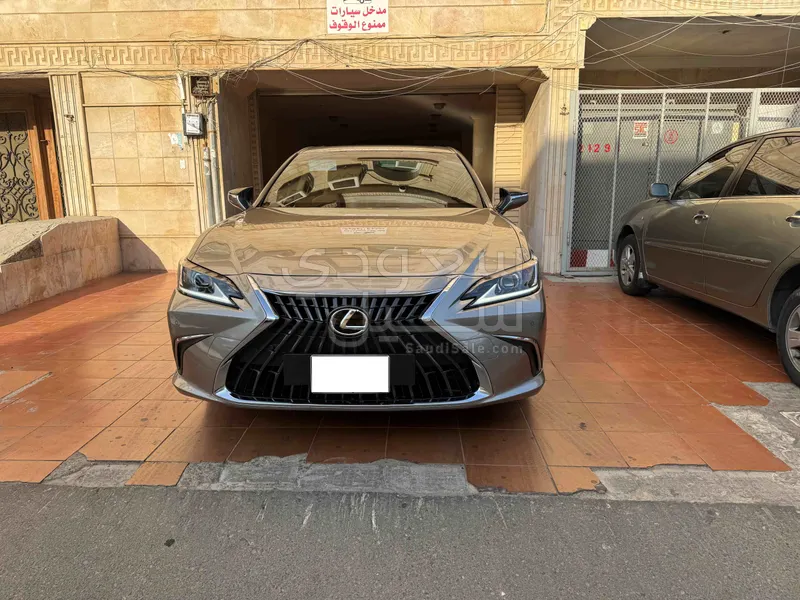2024 لكزس إي إس 300 هايبرد