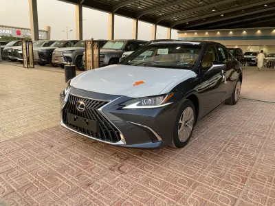 2025 لكزس إي إس 300 هايبرد