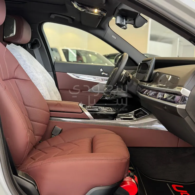 2025 بي ام دبليو الفئة السابعة 735أي