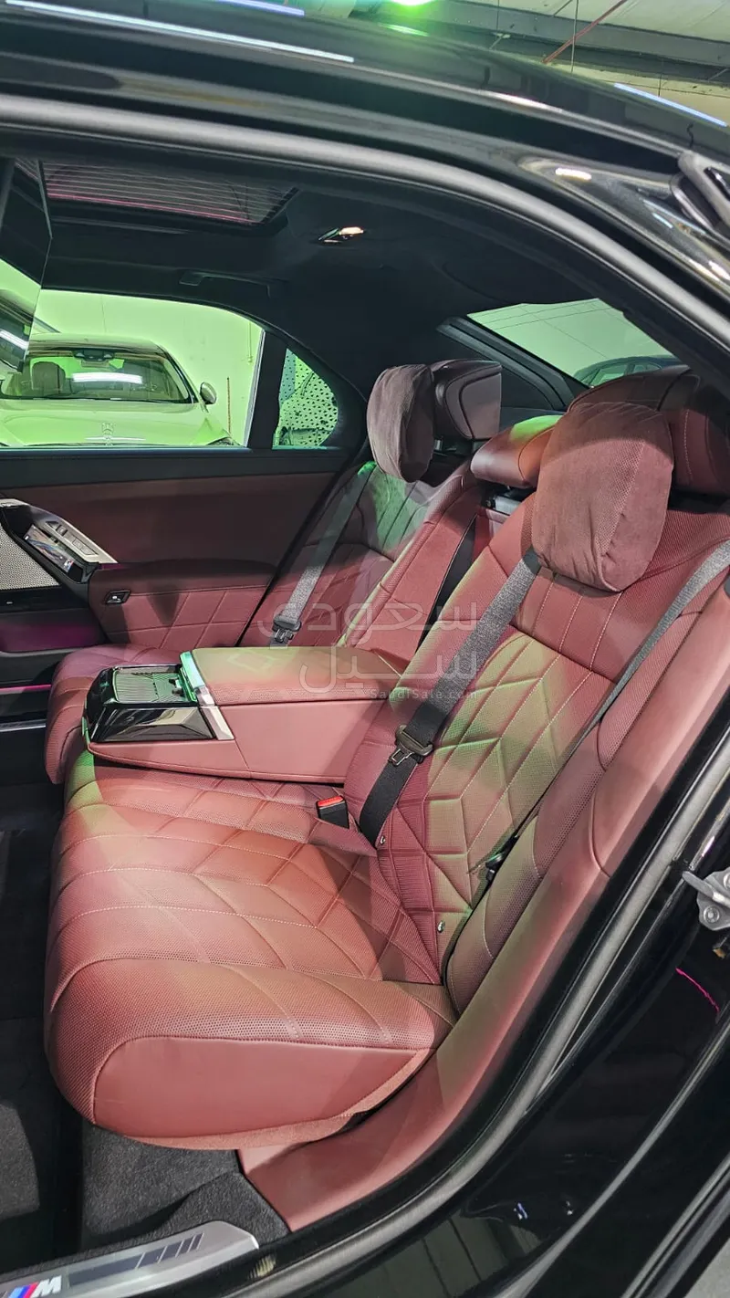 2025 BMW 7 Series 740i