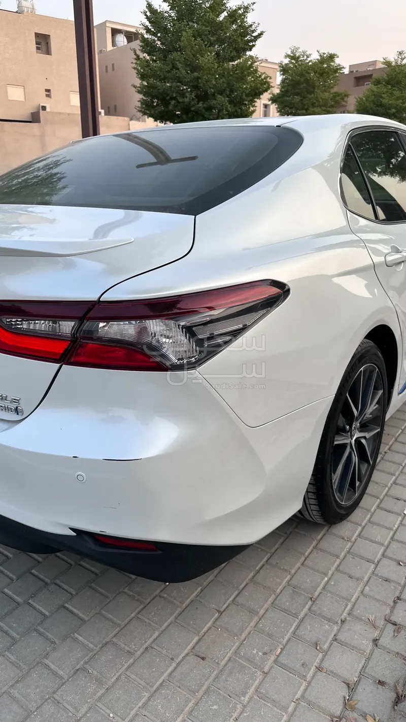 2021 تويوتا كامري جي ال اي