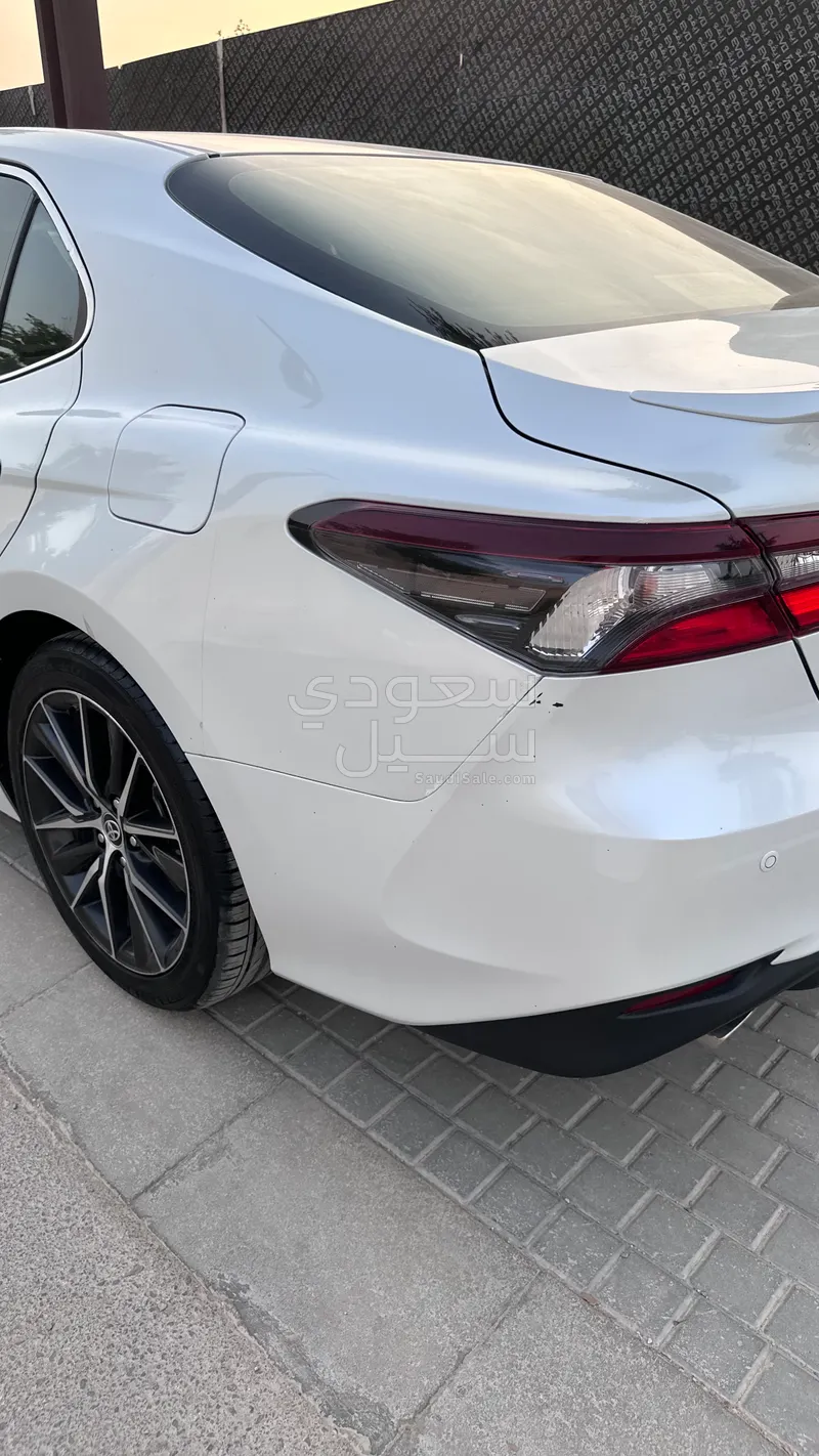 2021 تويوتا كامري جي ال اي
