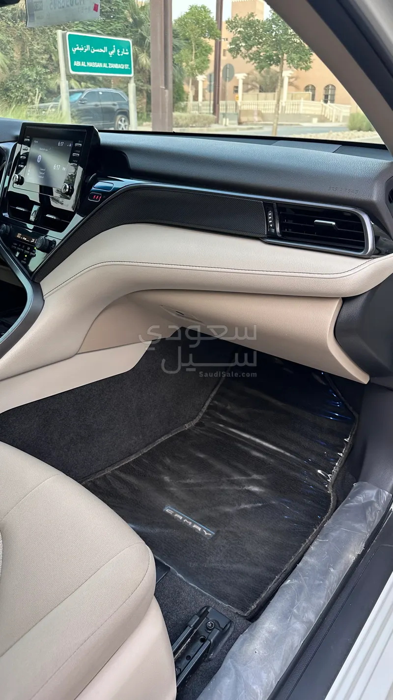 2021 تويوتا كامري جي ال اي