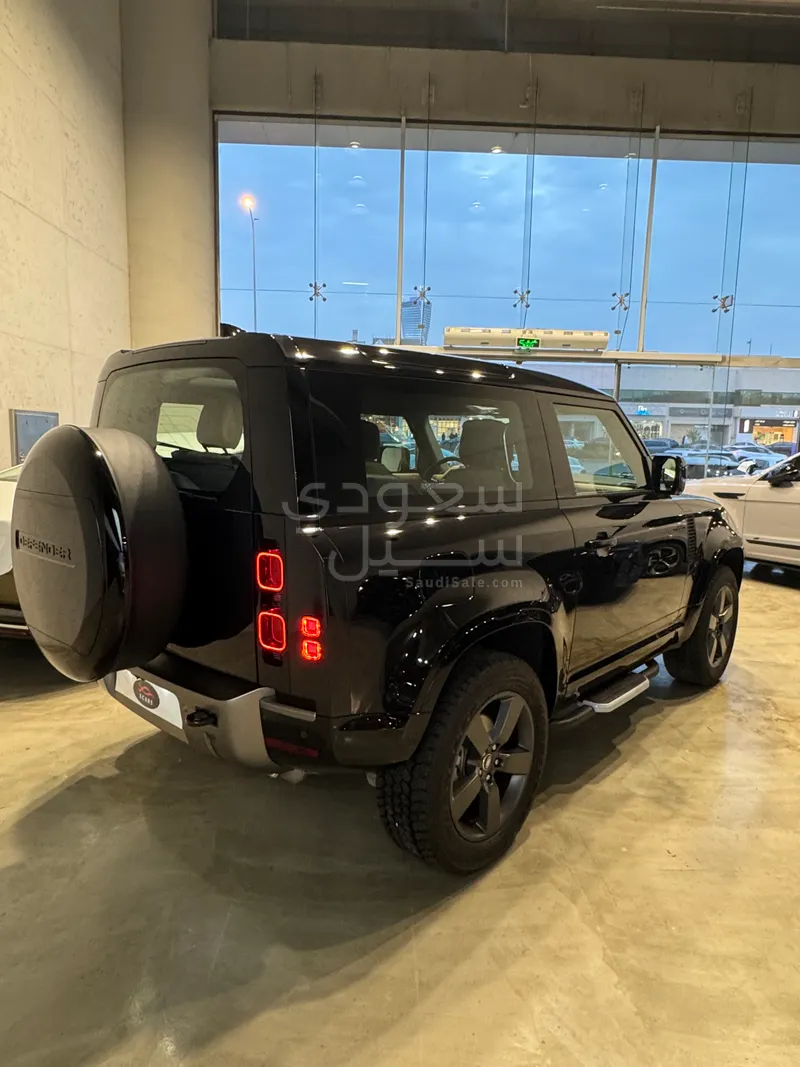 2025 Land Rover Defender 90